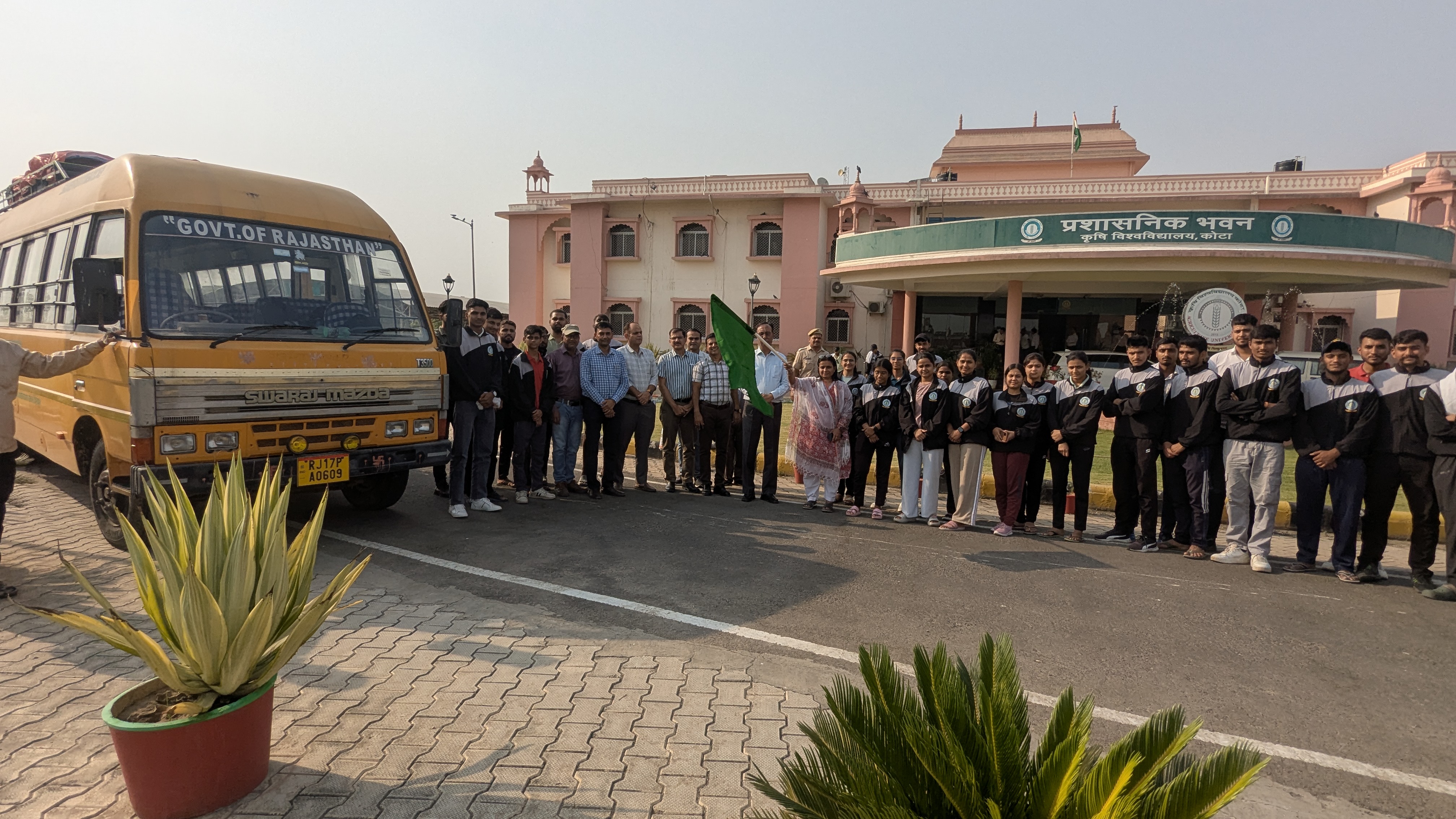 अन्तर विश्वविद्यालय खेल-कूद प्रतियोगिता में भाग लेने हेतु विद्यार्थियों का दल रवाना